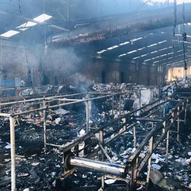 Corpo de Bombeiros de Caxias atende ocorrência em recicladora do bairo Santa Fé