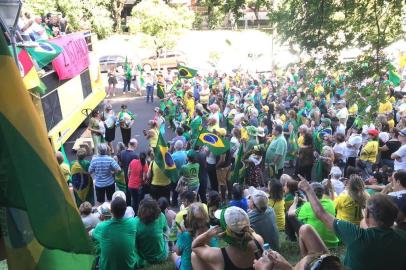  **EM BAIXA**PORTO ALEGRE, RS, BRASIL, 08/12/2019- Manifestação pró-governo, no Parcão. (Foto: Marco Favero / Agencia RBS)