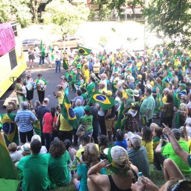  **EM BAIXA**PORTO ALEGRE, RS, BRASIL, 08/12/2019- Manifestação pró-governo, no Parcão. (Foto: Marco Favero / Agencia RBS)