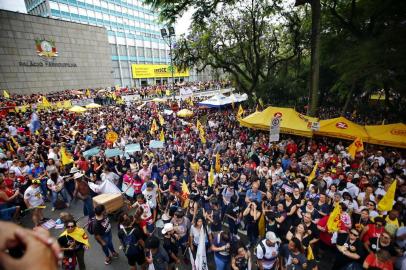  PORTO ALEGRE, RS, BRASIL, 26-11-2019: Assembleia do CPERS em frente ao Palácio do Piratini, na Praça da Matriz em Porto Alegre. Professores e servidores do estado mantiveram a greve (FOTO FÉLIX ZUCCO/AGÊNCIA RBS, Editoria de Notícias).<!-- NICAID(14338276) -->