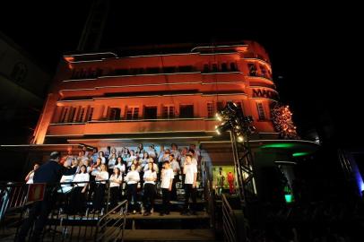  CAXIAS DO SUL, RS, BRASIL, 08/12/2019. Espetáculo Uma História de Natal -  Apresentação do Coral da Unimed nas sacadas da Casa Magnabosco, na esquina das ruas Sinimbu e Dr. Montaury. (Porthus Junior/Agência RBS)