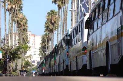 *** FOTO EM BAIXA QUALIDADE*** Protesto dos rodoviários em Porto Alegre na manhã de 9/12/2019. Os rodoviários protestam da prefeitura que prevê a retirada gradual de cobradores de ônibus da Capital. Na foto Avenida Osvaldo Aranha