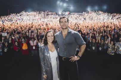 Showrunner Lauren Schmidt Hissrich e Henry Cavill no painel da CCXP 2019 sobre a nova série The Witcher, que estreia dia 20 de dezembro na Netflix