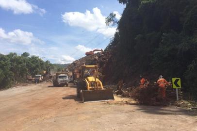 Trabalhos de limpeza intensificados na RS-122 em Farroupilha, onde queda de barreira bloqueia rodovia desde a noite de 4 de novembro.