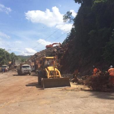 Trabalhos de limpeza intensificados na RS-122 em Farroupilha, onde queda de barreira bloqueia rodovia desde a noite de 4 de novembro.