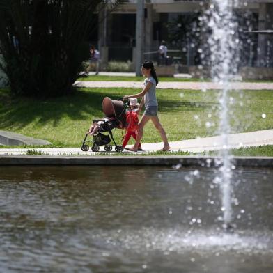  PORTO ALEGRE, RS, BRASIL,18/11/2019- Clima de calor em Porto Alegre. Na foto - Shizuki Ribeiro Sobral, 32, Missaki hirata Sobral, 03 Melissa Hirata Sobral, 04 meses Shiz.19871026@gmail.com(FOTOGRAFO: JEFFERSON BOTEGA / AGENCIA RBS)<!-- NICAID(14328926) -->