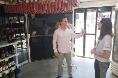 Prefeito Daniel Guerra visita ponto de comercialização de produtos agrícolas em Caxias do Sul. Chefe do Executivo esteve na banca da Praça Dante Alighieri no sábado (07/12) à tarde.