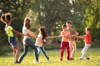  Cute little children playing with rope outdoors on sunny dayFonte: 207871756