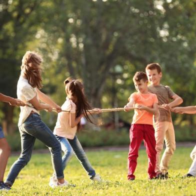  Cute little children playing with rope outdoors on sunny dayFonte: 207871756