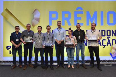 Entrega do Prêmio Hercílio Randon de Inovação nas Empresas Randon. Na foto, os autores dos projetos premiados com o presidente e CEO do grupo, Daniel Randon (ao centro).