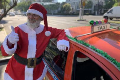  PORTO ALEGRE, RS, BRASIL, 10/12/2019- Há duas décadas, taxista se veste de papai noel em Porto Alegre: ¿vou até os 100¿.(FOTOGRAFO: Tiago Boff / AGENCIA RBS)