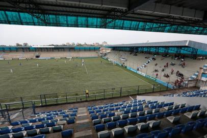  PORTO ALEGRE, RS, BRASIL - 2017.09.13 - Na Copa Paulo SantAna, pouquíssimos torcedores vão ver o jogo. Na foto: São José x Aimoré em Porto Alegre (Passo DAreia). (Foto: ANDRÉ ÁVILA/ Agência RBS)<!-- NICAID(13148766) -->