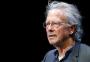 Peter Handke recebe Nobel de Literatura em meio a manifestações