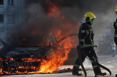  ** EM BAIXA** PORTO ALEGRE, RS, BRASIL - 10.12.2019 - Carro pegando fogo no viaduto da Conceição. (Foto: Marco Favero/Agencia RBS)