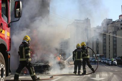  ** EM BAIXA** PORTO ALEGRE, RS, BRASIL - 10.12.2019 - Carro pegando fogo no viaduto da Conceição. (Foto: Marco Favero/Agencia RBS)