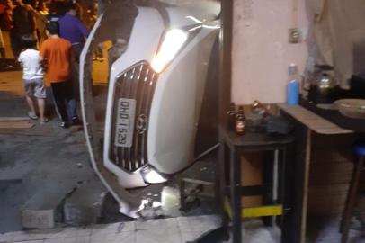 Carro invade bar e assusta moradores em Caxias
