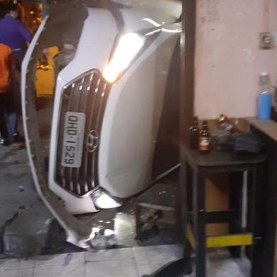 Carro invade bar e assusta moradores em Caxias