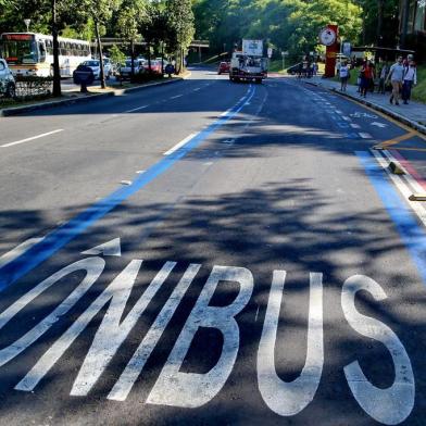  PORTO ALEGRE, RS, BRASIL, 04/12/2019- Nova faixa exclusiva a ônibus na Goethe.(FOTOGRAFO: FERNANDO GOMES / AGENCIA RBS)