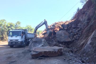 Pelo menos parte do asfalto do km 43 da RS-122, em Farroupilha, terá que ser reconstruído após a remoção das pedras que caíram da encosta na detonação realizada na última quarta-feira (4). Os danos no pavimento ocorreram principalmente devido ao volume de pedras que caiu sobre a pista. No deslizamento original, em 4 de novembro, a terceira faixa já havia sido danificada, mas ela não será liberada em um primeiro momento.