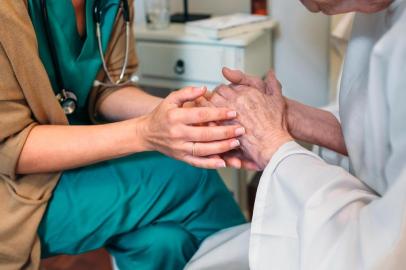 Doctor giving encouragement to elderly patientPORTO ALEGRE, RS, BRASIL, Médico, idosos, mãos, saúde (Foto: David Pereiras  / stock.adobe.com)Indexador: David PereirasFonte: 185990670Fotógrafo: Owner<!-- NICAID(14353944) -->