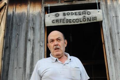  CAXIAS DO SUL, RS, BRASIL (roniRigon/Pioneiro). Festa da Uva notifica todos empreendimentos que utilizam as réplicas para deixar espaço. Gestão de Cleiton De Bortoli pretende fomentar o turismo  e dinamizar o ambiente. NA FOTO, VIVALDO VARGAS DA SILVA, ATENDENTE DO BODEGÃO. (Roni Rigon/Pioneiro).