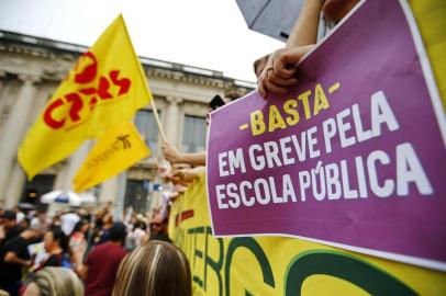  PORTO ALEGRE, RS, BRASIL, 26-11-2019: Assembleia do CPERS em frente ao Palácio do Piratini, na Praça da Matriz em Porto Alegre. Professores e servidores do estado mantiveram a greve (FOTO FÉLIX ZUCCO/AGÊNCIA RBS, Editoria de Notícias).