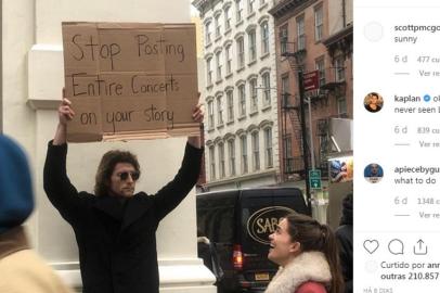 Nos últimos dias, você já deve ter cruzado com um perfil pelo Instagram de um rapaz que circula por ruas de Nova York com cartazes em papelão protestando por causas, no mínimo, curiosas. Com o nome de Dude with sign, o perfil já tem mais de 1 milhão de seguidores e vem sendo compartilhado em stories da rede social. <!-- NICAID(14355660) -->