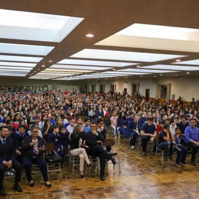 Proerd forma estudantes em curso de prevenção às drogas e à violência em Caxias do Sul