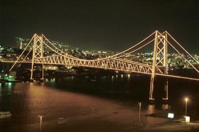 Ponte Hercílio Luz, em Florianópolis/SC, iluminada. Fonte: Agência RBS<!-- NICAID(1785852) -->