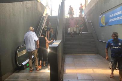 Escadas rolantes da estação mercado voltam a funcionar após dois meses paradas