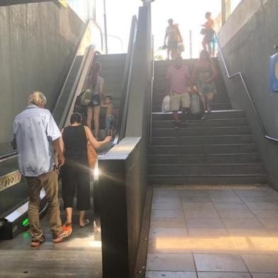 Escadas rolantes da estação mercado voltam a funcionar após dois meses paradas