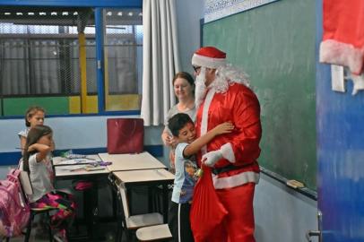 Mais de 100 cartinhas foram escritas ao Papai Noel e adotadas por policiais militares, que estiveram na manhã desta quarta-feira (11/12) em duas escolas da Zona Norte de Caxias do Sul.A farda a cinza foi substituída pela roupa vermelha, a boina foi trocada pela touca, e até mesmo estar de barba branca, um dos PMs foi autorizado.As sirenes das viaturas ligadas anunciavam a chegada do comboio militar com o bom velhinho, dando início a operação denominada ¿ADOTE UM SORRISO¿.Os pedidos escritos por alunos da Escola Ruben Bento Alves e Presidente Tancredo de Almeida Neves foram os mais diversificados, e variou de bicicleta até alimentos. O desejo da criançada foi colocado na árvore de natal exposta no quartel da BM e foi atendido pelos PMs, inclusive o cão Conan auxiliou na entrega dos presentes com o papai noel.A iniciativa partiu do Serviço de Assistência Social - SAS da Associação Beneficente Antônio Mendes Filho ¿ ABAMF e contou com o apoio do Comando Regional de Polícia Ostensiva da Serra ¿ CRPO/ Serra e 12º Batalhão de Polícia Militar de Caxias do Sul - 12º BPM.