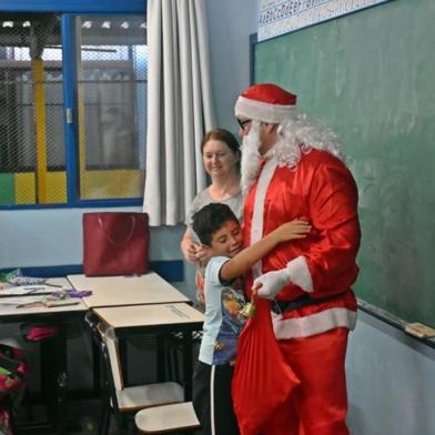 Mais de 100 cartinhas foram escritas ao Papai Noel e adotadas por policiais militares, que estiveram na manhã desta quarta-feira (11/12) em duas escolas da Zona Norte de Caxias do Sul.A farda a cinza foi substituída pela roupa vermelha, a boina foi trocada pela touca, e até mesmo estar de barba branca, um dos PMs foi autorizado.As sirenes das viaturas ligadas anunciavam a chegada do comboio militar com o bom velhinho, dando início a operação denominada ¿ADOTE UM SORRISO¿.Os pedidos escritos por alunos da Escola Ruben Bento Alves e Presidente Tancredo de Almeida Neves foram os mais diversificados, e variou de bicicleta até alimentos. O desejo da criançada foi colocado na árvore de natal exposta no quartel da BM e foi atendido pelos PMs, inclusive o cão Conan auxiliou na entrega dos presentes com o papai noel.A iniciativa partiu do Serviço de Assistência Social - SAS da Associação Beneficente Antônio Mendes Filho ¿ ABAMF e contou com o apoio do Comando Regional de Polícia Ostensiva da Serra ¿ CRPO/ Serra e 12º Batalhão de Polícia Militar de Caxias do Sul - 12º BPM.