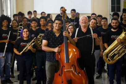  PORTO ALEGRE, RS, BRASIL, 11-12-2019: O contrabaixista Ezequiel Moraes de Paula, 24 anos, na Fundação Pão dos Pobres, sede da Orquestra Jovem do RS. Um dos primeiros alunos da orquestra, agora ele se formará em Música, na UFRGS, no próximo domingo. Na segunda-feira, haverá o último concerto do ano da orquestra e  o contrabaixista receberá uma homenagem. (Foto: Mateus Bruxel / Agência RBS)Indexador: Mateus Bruxel