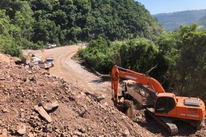 Com fim das detonações, aumenta o ritmo da limpeza na RS-122, em Farroupilha.