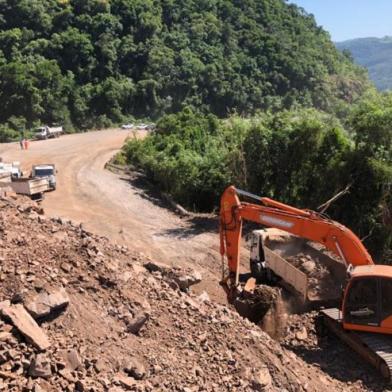 Com fim das detonações, aumenta o ritmo da limpeza na RS-122, em Farroupilha.