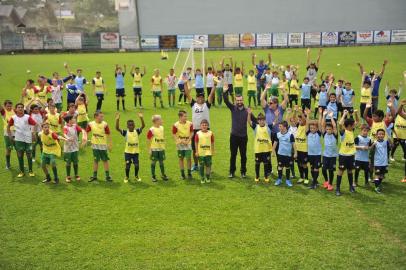  CAXIAS DO SUL, RS, BRASIL, 09/11/2019. Campo do Esporte Clube São Luiz, em São Luiz da 6ª Légua. Projeto Brilhar atende 170 crianças de três comunidades do interior caxiense. Ele é coordenado pelo ex-jogador do Juventude Ferreira. (Porthus Junior/Agência RBS)