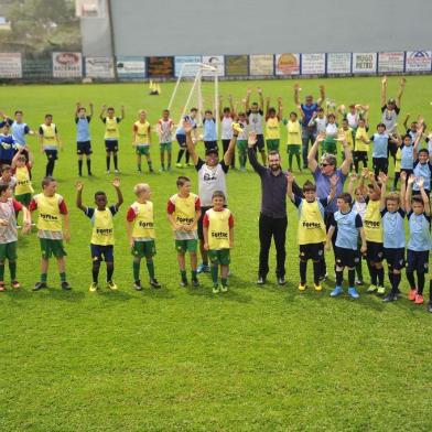  CAXIAS DO SUL, RS, BRASIL, 09/11/2019. Campo do Esporte Clube São Luiz, em São Luiz da 6ª Légua. Projeto Brilhar atende 170 crianças de três comunidades do interior caxiense. Ele é coordenado pelo ex-jogador do Juventude Ferreira. (Porthus Junior/Agência RBS)