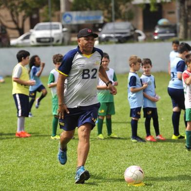  CAXIAS DO SUL, RS, BRASIL, 09/11/2019. Campo do Esporte Clube São Luiz, em São Luiz da 6ª Légua. Projeto Brilhar atende 170 crianças de três comunidades do interior caxiense. Ele é coordenado pelo ex-jogador do Juventude Ferreira. (Porthus Junior/Agência RBS)