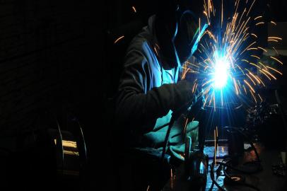  CAXIAS DO SUL, RS, BRASIL, 23/06/2016. Crise na indústria. Por que a economia caxiense chegou ao patamar que está? O faturamento das indústrias é o pior desde 2006. De 2013 a 2015 caiu 40,7%. O fechamento dos postos de trabalho chegam a 11,2 mil. Para este ano, a previsão é um recuo de 18,6% se comparado com o ano passado. Na foto, linha de produção da Perfilline. (Porthus Junior/Pioneiro)