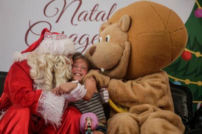  PORTO ALEGRE, RS, BRASIL - 2019.12.11 - O Instituto do Câncer Infantil (ICI) fez uma festa de natal para pacientes e ex-pacientes. Participaram cerca de 800 pessoas, incluindo voluntários e parceiros que vão garantir a alegria da garotada. Na foto: Taís da Costa Silva, 10 anos, filha de Regina Quadros - cel 996353266 (FOTO: ANDRÉ ÁVILA/ AGÊNCIA RBS)Indexador: Andre Avila<!-- NICAID(14355821) -->