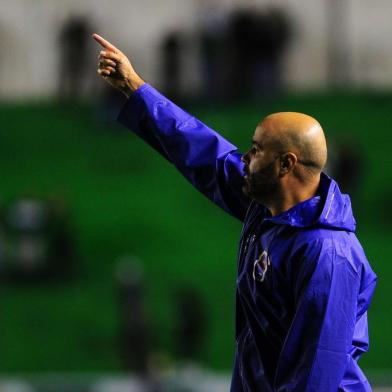 CAXIAS DO SUL, RS, BRASIL, 27/05/2017. Juventude x Paraná, jogo válido pela terceira rodada da Série B do Campeonato Brasileiro e realizado no Estádio Alfredo Jaconi. Técnico do Paraná, Cristian de Souza. (Porthus Junior/Agência RBS)