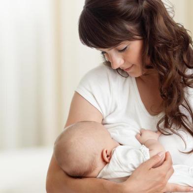 Young mother feeding breast her baby at home in white roomYoung mother feeding breast her newborn baby at home in white roomFonte: 250585687<!-- NICAID(14357572) -->