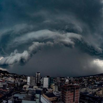  TORRES, RS, BRASIL - 12.12.2019 - Imagem feita pelo fotógrafo Gabriel Zaparolli mostra uma tempestade na cidade.Indexador: GABRIEL ZAPAROLLI<!-- NICAID(14357926) -->