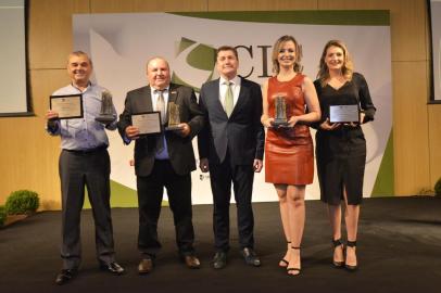 Elton Gialdi, presidente do CIC BG, recebe os eleitos pelos associados à entidade para receberem a distinção Mérito Empresarial: Cooperativa Vinícola Aurora (indústria); Cenci e Cia (comércio) e Giordani Turismo (serviços). Na foto, o presidente da CIC, Elton Gialdi (ao centro), entregou os troféus a Roque Censi (Grupo Cenci), Itacir Pozza (Cooperativa Vinícola Aurora) e, Gabrielle Rodrigues e Jana Brun Nalin (Giordani Turismo), citados da esquerda para a direita