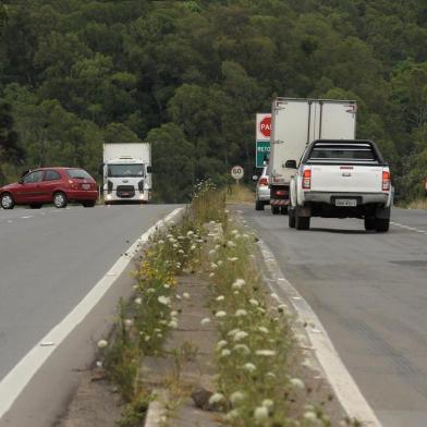 CAXIAS DO SUL. RS, BRASIL, 12/12/2019Motoristas continuam utilizando o acesso pelo canteiro central da RS-122 ao bairro Forqueta, em Caxias, e não a alça de acesso construída em frente ao posto do Grupo Rodoviário da Brigada Militar em Farroupilha. (Lucas Amorelli/Agência RBS)