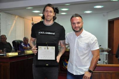  O goleiro Cássio Ramos recebeu ontem à tarde o título de Cidadão Pradense. A homenagem ocorreu na Câmara de Vereadores de Antônio Prado. A iniciativa teve objetivo reconhecer o empenho e a dedicação do jogador ao trabalho social na área esportiva da cidade.