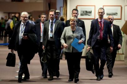  Germanys Chancellor Angela Merkel (Front C-R) arrives for a press conference during a European Union Summit at the Europa building in Brussels on December 13, 2019. - EU leaders on December 13, reached an agreement to work for carbon neutrality by 2050 -- but without the agreement of coal-hungry Poland. EU leaders also agreed to protect European businesses moving to renewable energy by applying a carbon levy on imports from less regulated suppliers, France said during the first EU summit to be chaired by incoming EU Council president Charles Michel. (Photo by ARIS OIKONOMOU / AFP)Editoria: POLLocal: BrusselsIndexador: ARIS OIKONOMOUSecao: diplomacyFonte: AFPFotógrafo: STR<!-- NICAID(14358284) -->