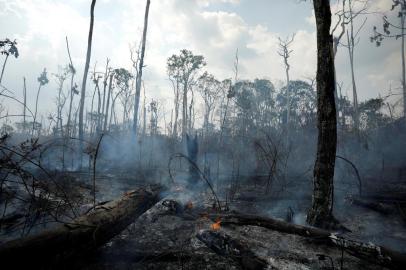 A tract of the Amazon jungle burning is seen in ApuiAMAZÔNIA, AM, 03.09.2019: A tract of the Amazon jungle burning is seen in Apui, Amazonas state, Brazil September 3, 2019. (Foto: Bruno Kelly/Reuters)Local: APUI ;Brazil<!-- NICAID(14329448) -->