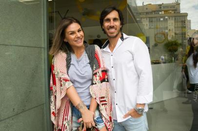  PORTO ALEGRE, RS, BRASIL, 13/02/2019 -  Claus e Vanessa. Inauguração do Velocity, estúdio de bike indoor que tem à frente a influenciadora e empresária Bruna Tramontina. Gabriela Pugliesi, sócia da rede paulista, vem para o evento.  (FOTO: ANDRÉA GRAIZ / AGÊNCIA RBS)